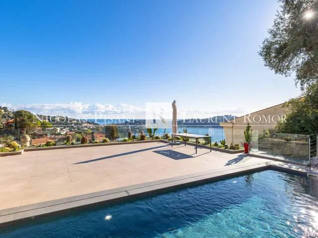 Villa contemporaine avec piscine rooftop et vue panoramique — photo du bien