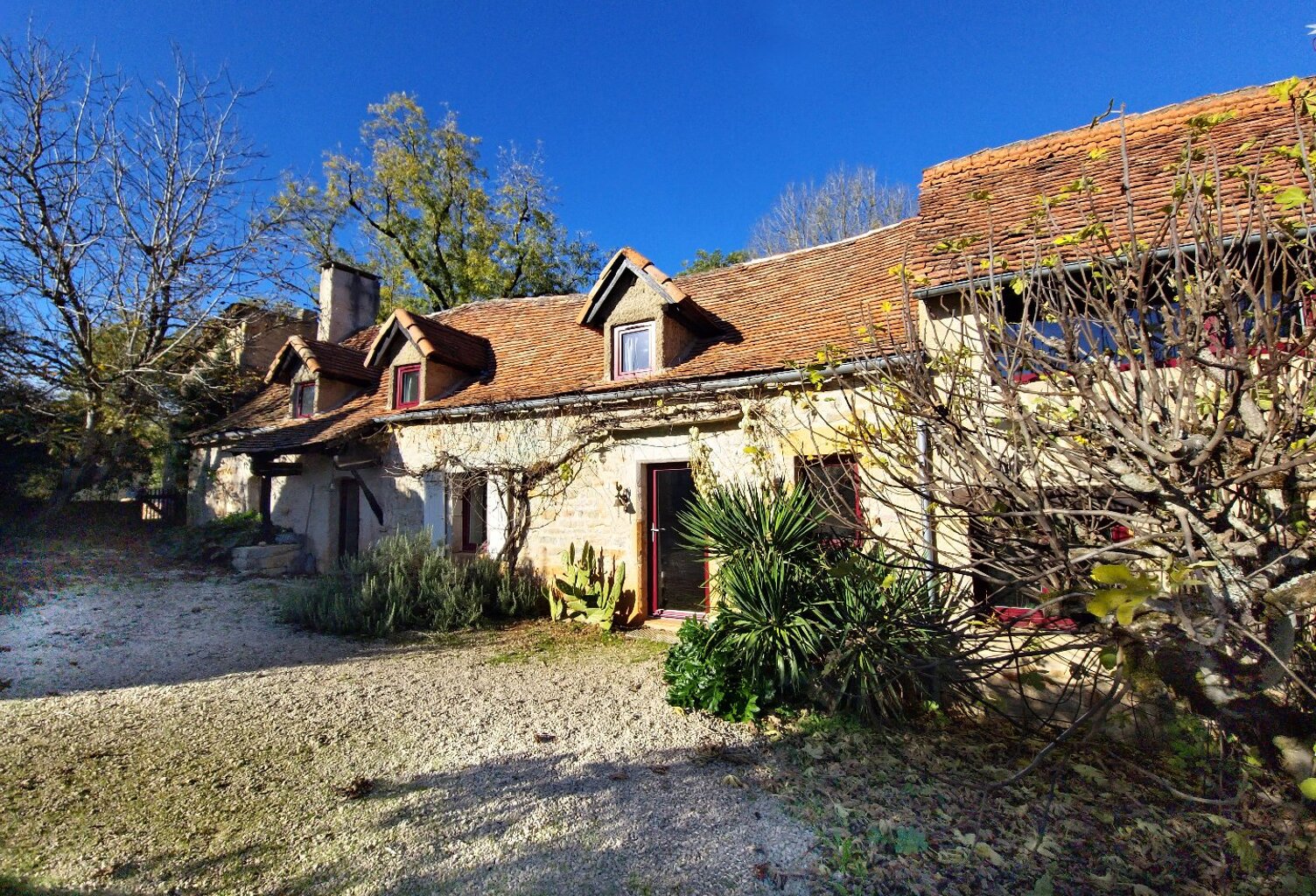 Maison et dépendances — photo 1