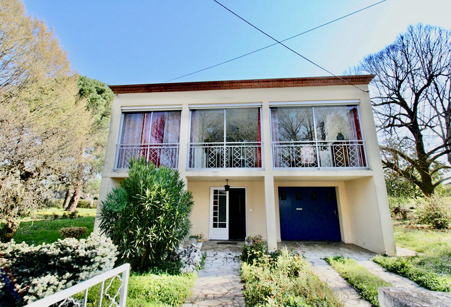 Secteur CASTELMORON-SUR-LOT, dans un secteur résidentiel à proximité des commerces, cette maison vous offre pas moins de 179,31 m² habitables avec un jardin d'environ 1 819 m² ! Obtention d'un certificat d'urbanisme validé pour détacher un terrain constru — photo 1