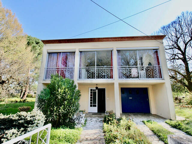 Secteur CASTELMORON-SUR-LOT, dans un secteur résidentiel à proximité des commerces, cette maison vous offre pas moins de 179,31 m² habitables avec un jardin d'environ 1 819 m² ! Obtention d'un certificat d'urbanisme validé pour détacher un terrain constru — photo du bien