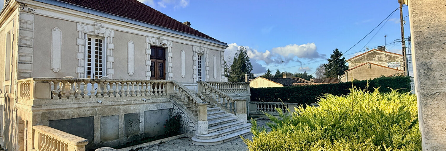 Maison 10 Pièces 360 m² à vendre à Vœuil-et-Giget (16400)