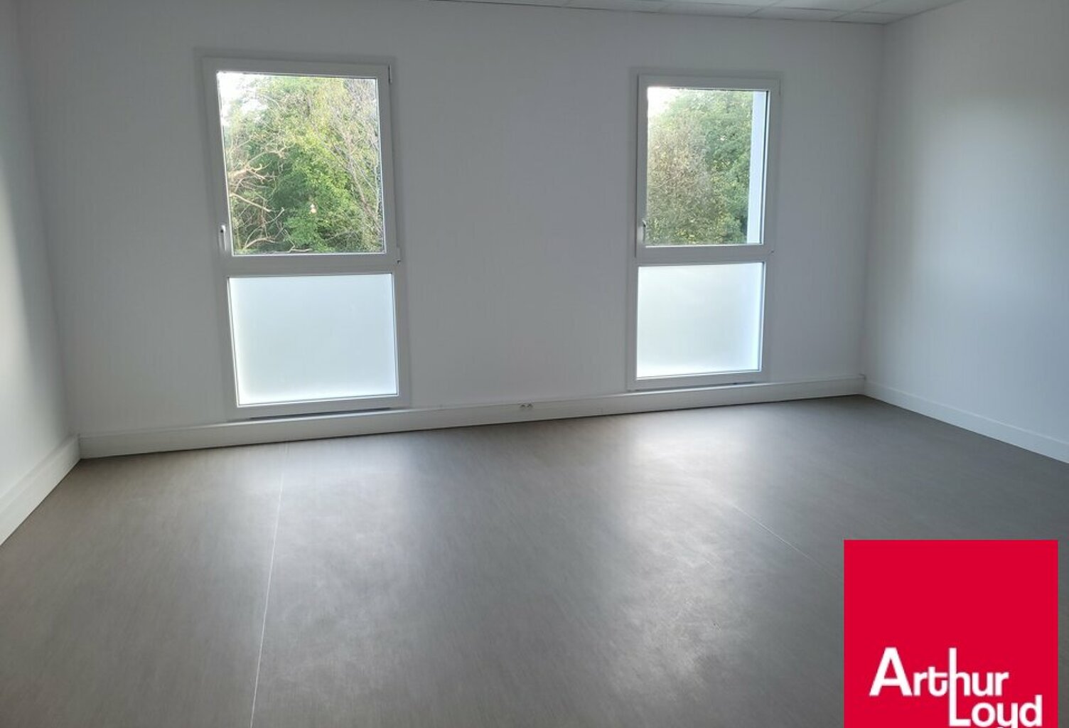 BUREAUX à LOUER — photo 1
