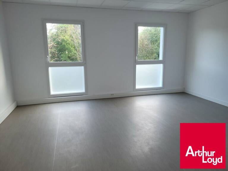 BUREAUX à LOUER — photo 1