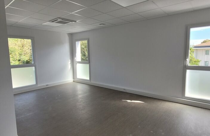 BUREAUX à LOUER — photo 2