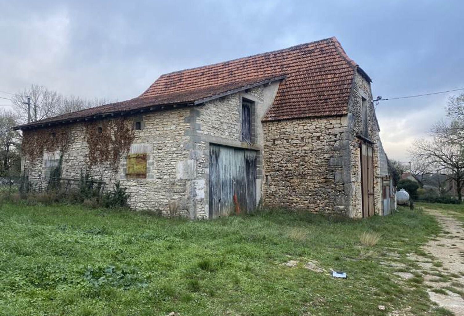 Maison en pierre de 7 pièces principales — photo 1