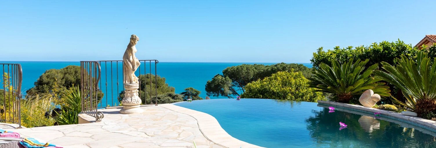 Maison 5 Pièces 230 m² à louer à Èze (06360)