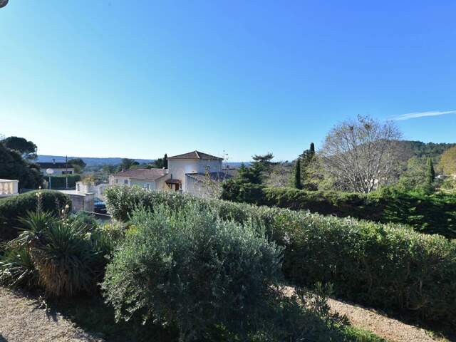 A quelques minutes d'Uzès, charmante villa avec jardin, garage e — photo du bien