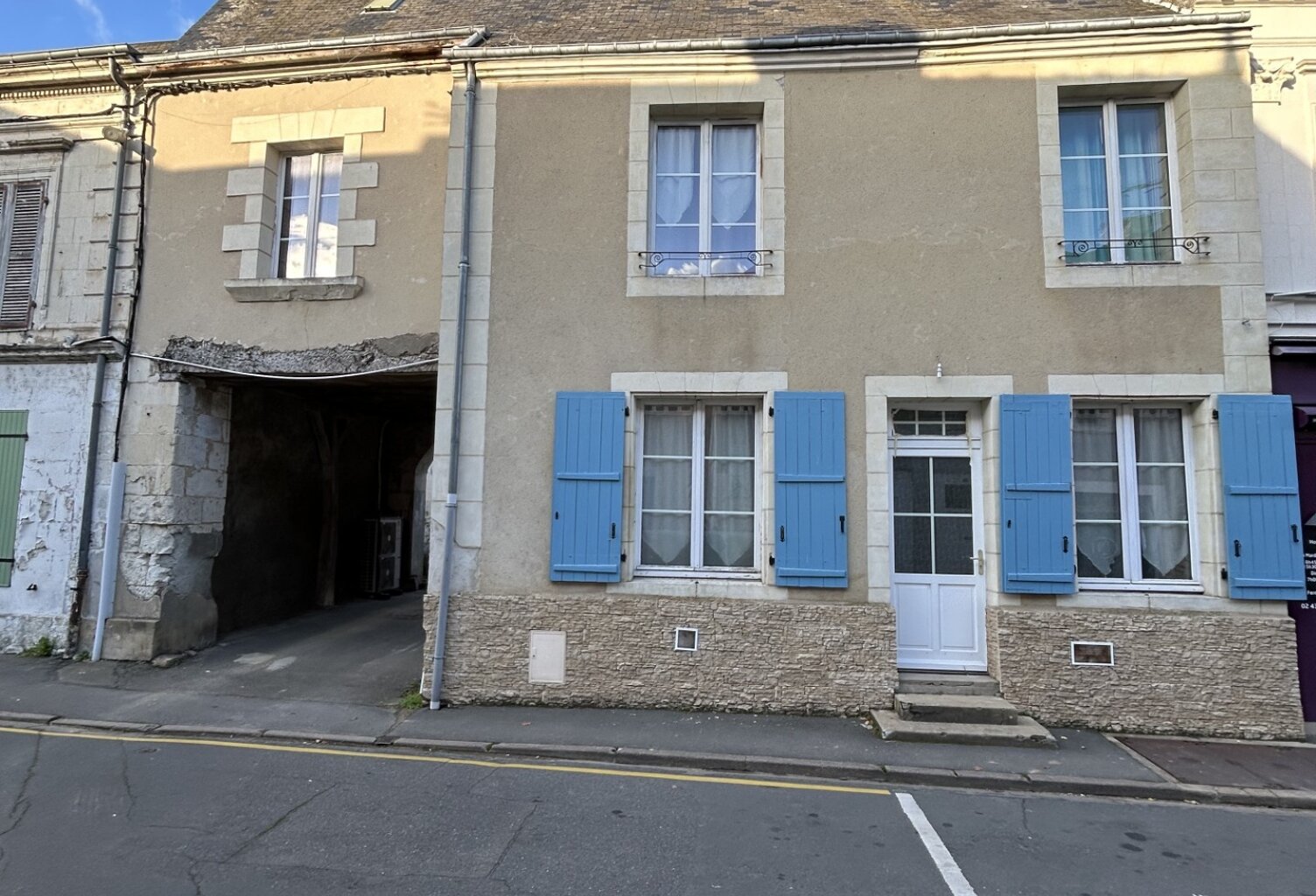 Vaas (72500) Ancien monastère rénové à vendre, 3 chambres, coeur de village — photo 1