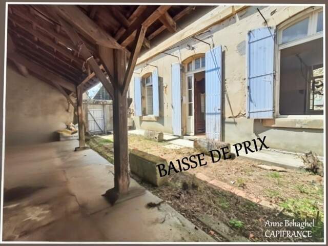 Maison de ville en pierre de 130m2 avec cour et préau- A rénover — photo du bien