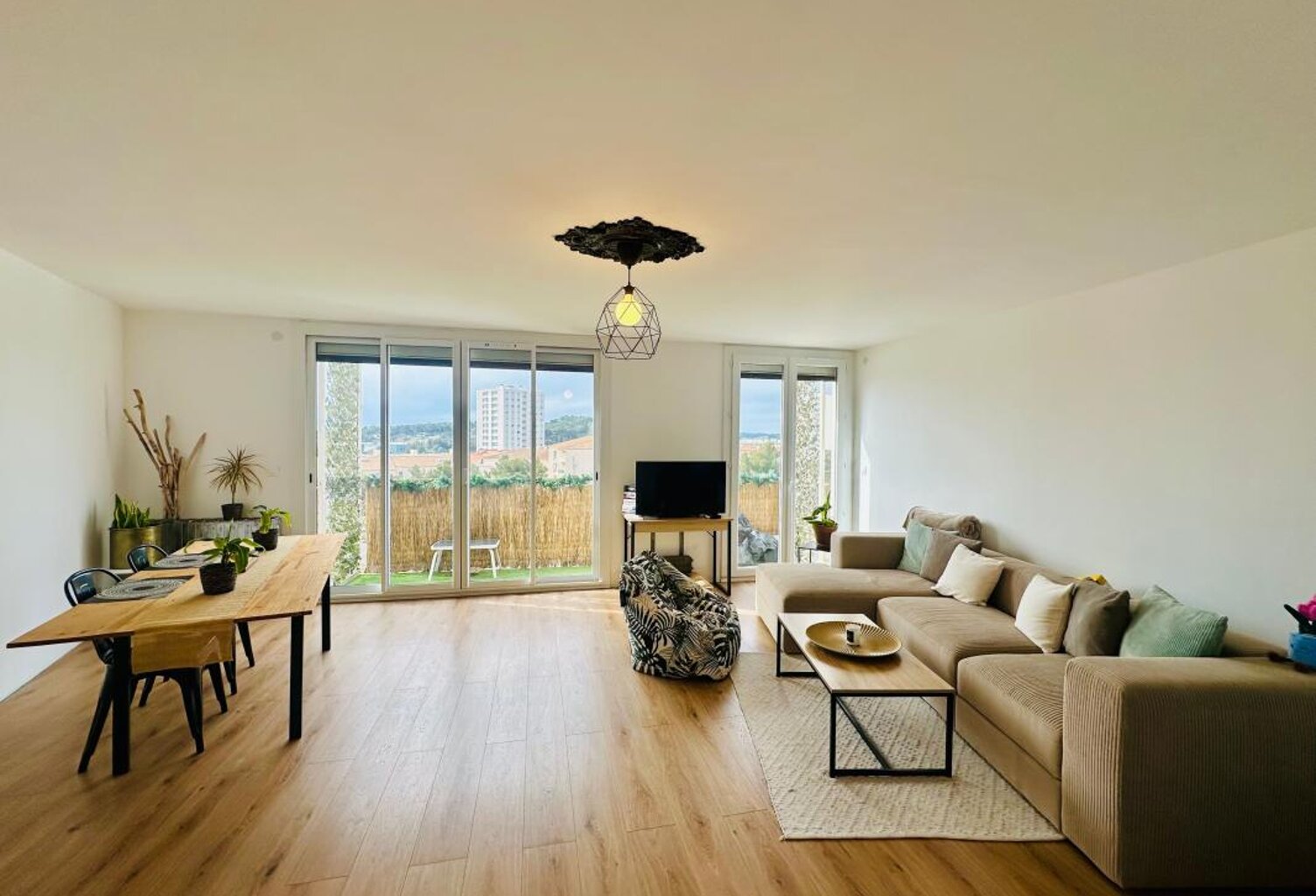 Appartement À Vendre T3 76m2+ Balcon+ Une place de parking privative en sous sol TOULON — photo 1