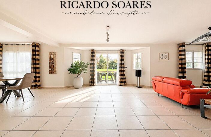 60940 ANGICOURT / PROPRIÉTÉ D'EXCEPTION / GRANDS VOLUMES / 242m2 / 5 CHAMBRES / DOUBLE GARAGE / TERRAIN 1373m2 — photo 2