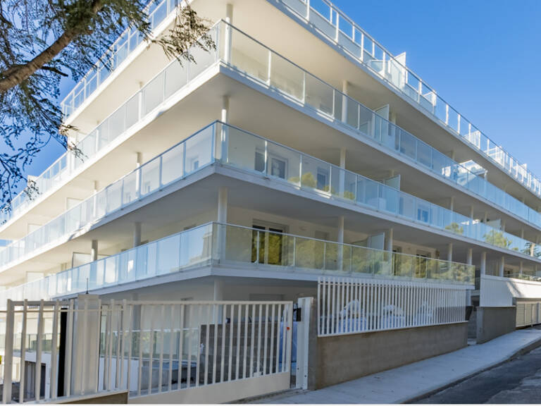 T2 lumineux de plus de 40 m² avec terrasse offrant une vue dégagée sur le bassin de Thau — photo 1