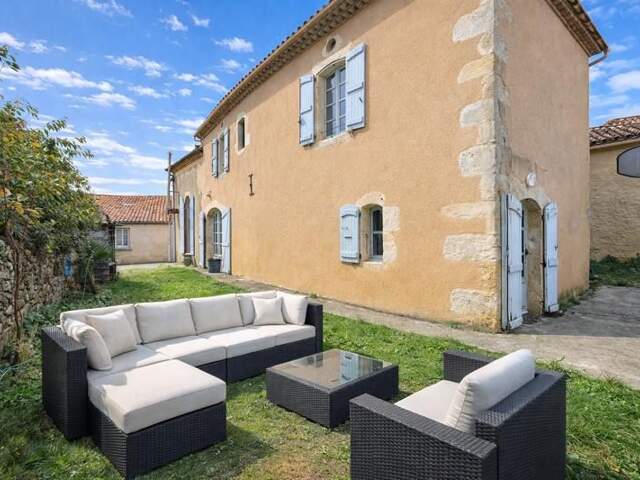 Maison en pierre de 5 pièces principales — photo du bien