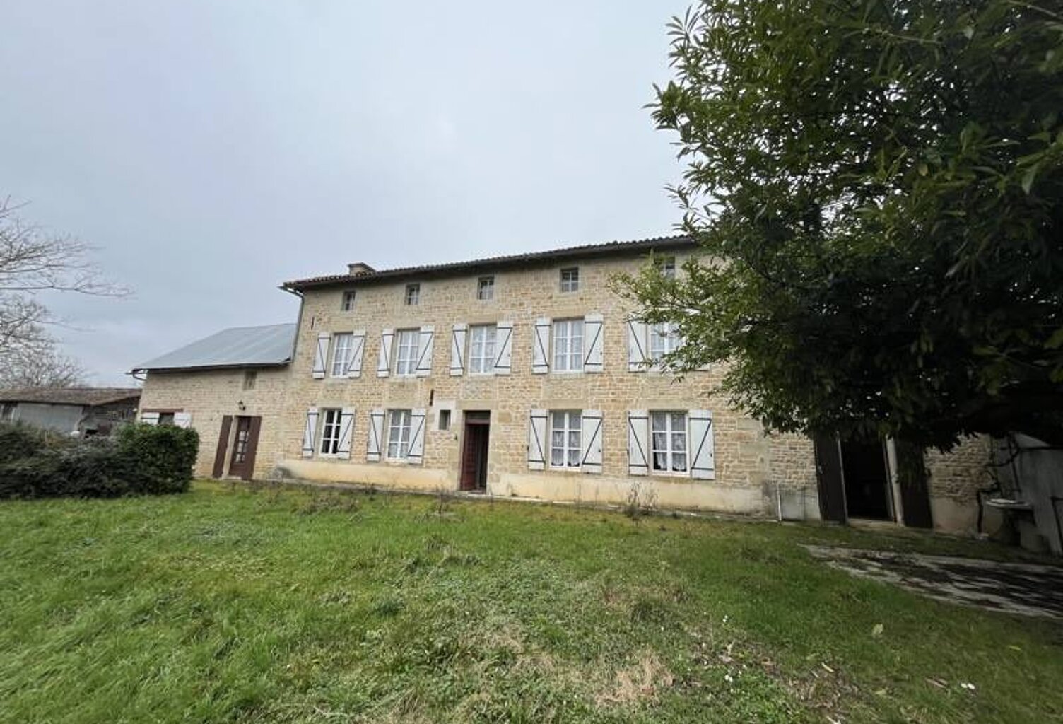 Vente maison 7 pièces 223 m² Saint-Vincent-la-Châtre (79500) — photo 1
