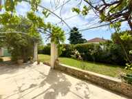 Propriété de caractère avec grand terrain, garage et dépendance — photo 2