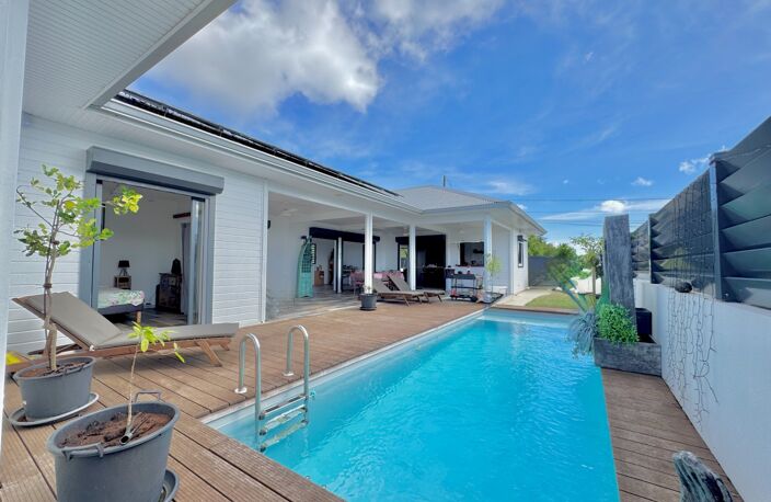 À VENDRE – SAINT-FRANÇOIS – VILLA RÉCENTE 140 M² – 3 CHAMBRES – PISCINE – AUTONOMIE EAU & ÉLECTRICITÉ — photo 2