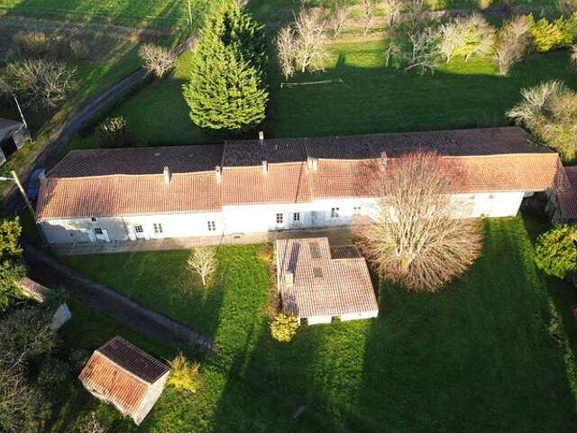 Propriete à vendre 9 pièces proche de LUSSANT (17) — photo du bien