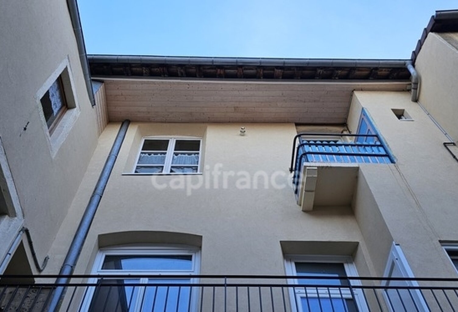 Charmant appartement à rénover avec grenier aménageable au centre-ville d'Arbois 39600 — photo 1