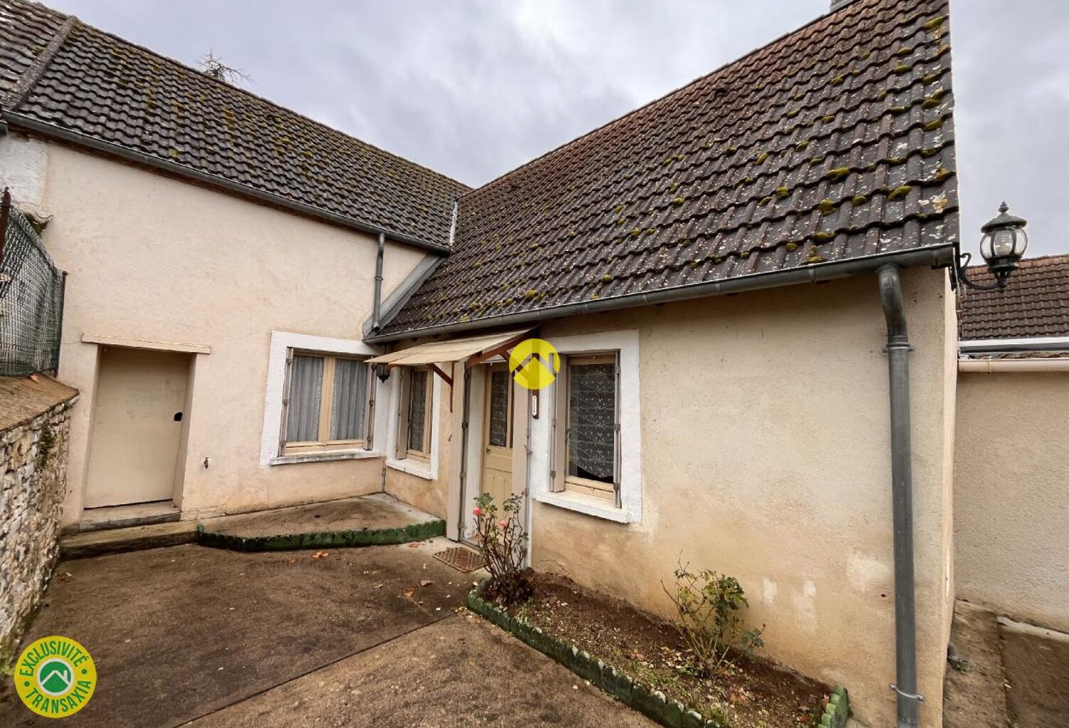 Maison avec cour — photo 1