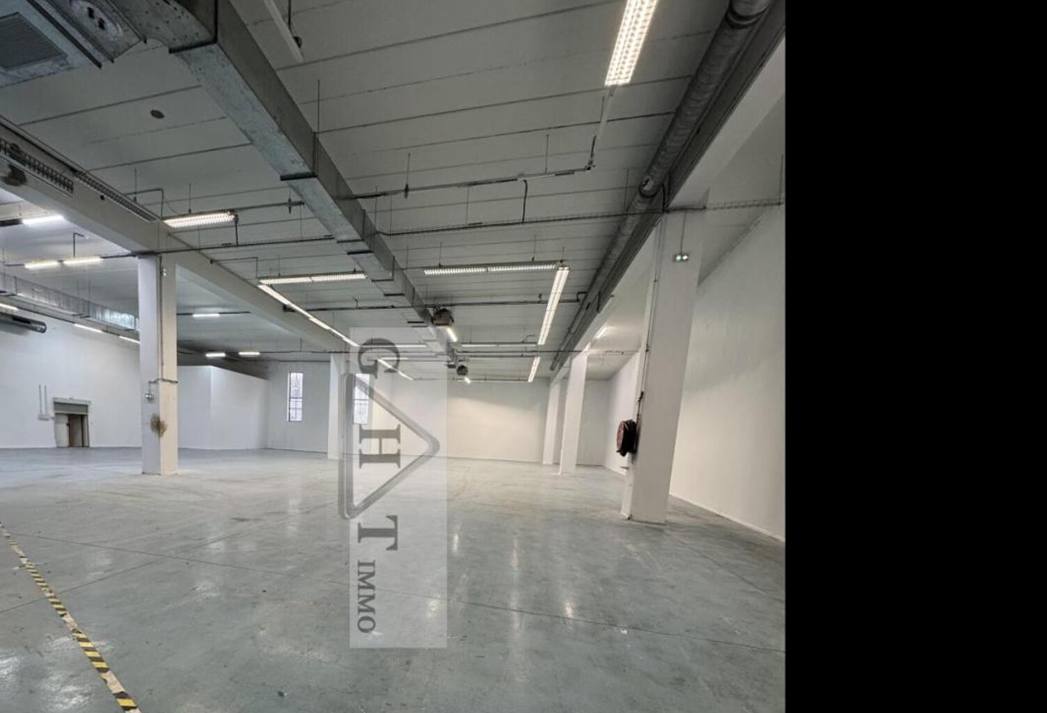 ENTREPÔT DE 1078M² À LOUER À IVRY-SUR-SEINE — photo 1