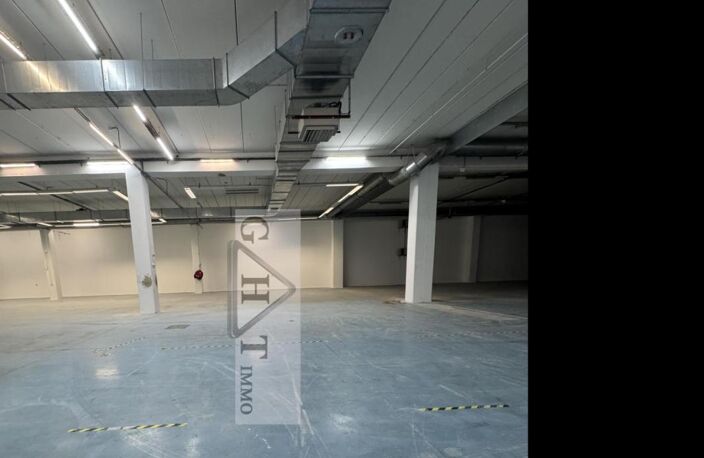 ENTREPÔT DE 1078M² À LOUER À IVRY-SUR-SEINE — photo 2