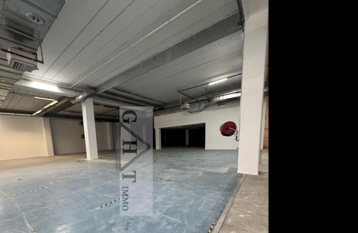 ENTREPÔT DE 1078M² À LOUER À IVRY-SUR-SEINE — photo 3