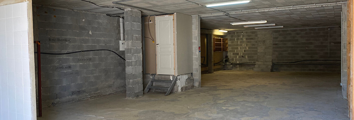 Commerce  140 m² à louer à Venelles (13770)