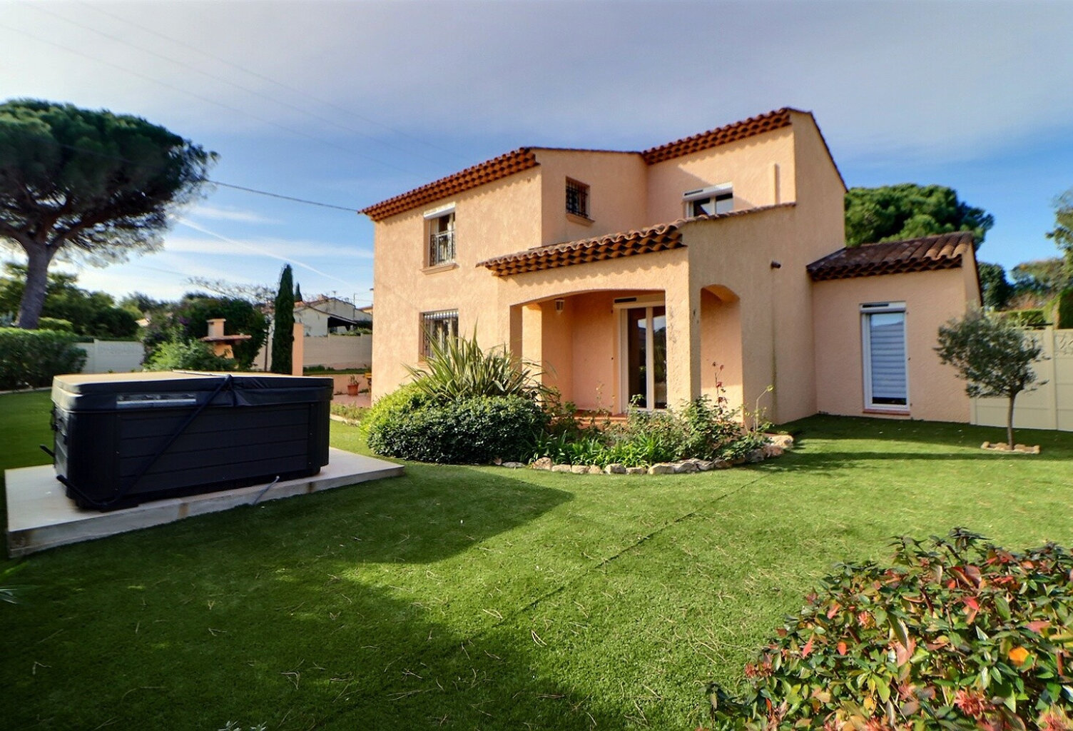 VENTE - SAINT AYGULF - Villa 5 pièces de 125m2 avec garage — photo 1