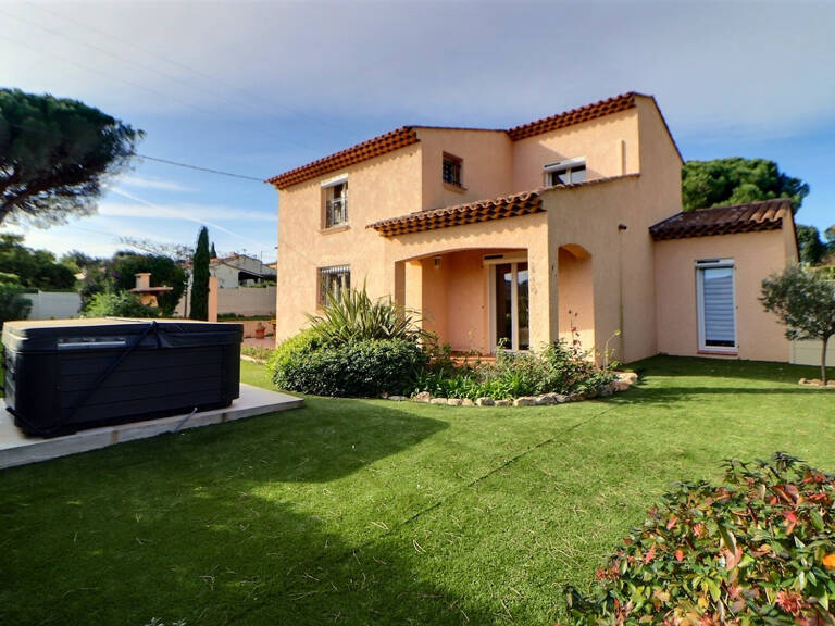 VENTE - SAINT AYGULF - Villa 5 pièces de 125m2 avec garage — photo 1