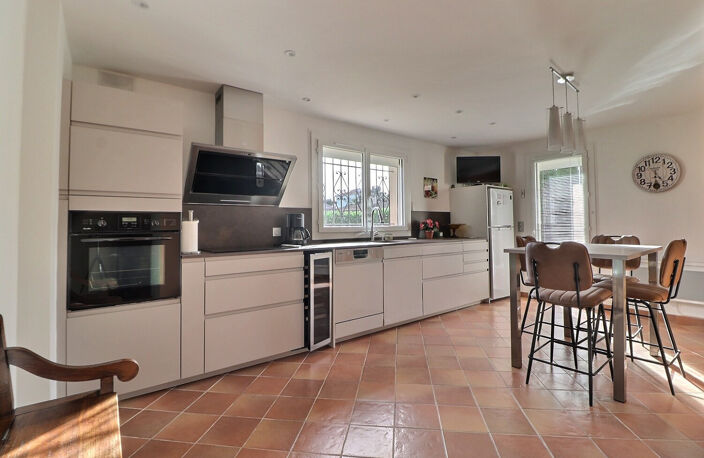 VENTE - SAINT AYGULF - Villa 5 pièces de 125m2 avec garage — photo 2
