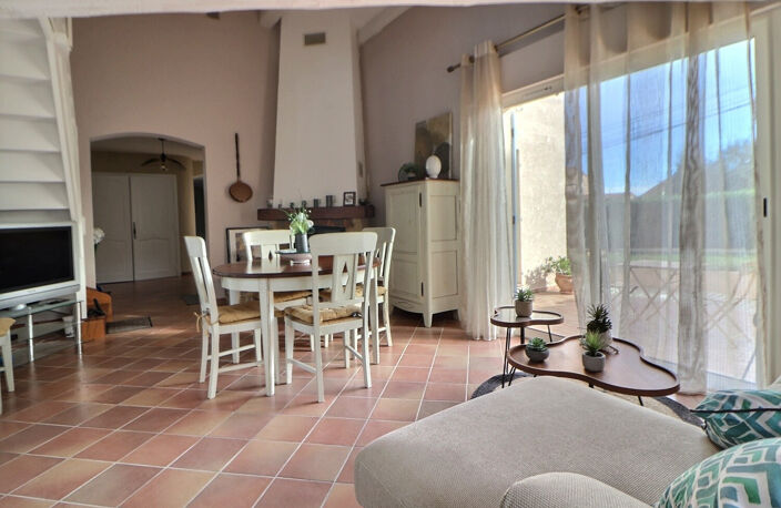 VENTE - SAINT AYGULF - Villa 5 pièces de 125m2 avec garage — photo 4