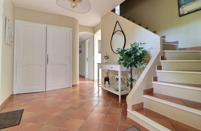 VENTE - SAINT AYGULF - Villa 5 pièces de 125m2 avec garage — photo 5