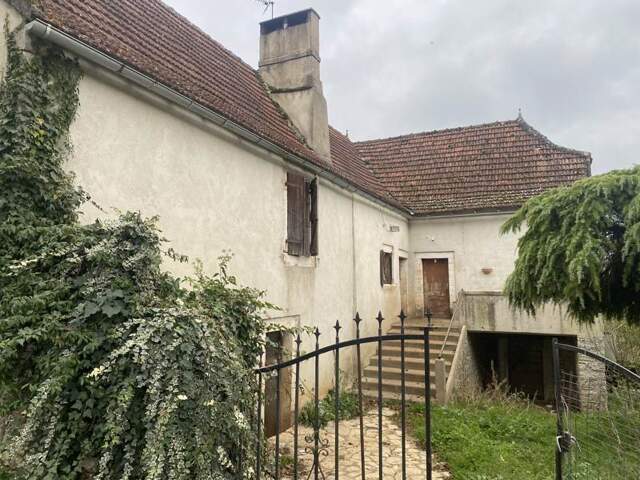 Maison en pierre de 7 pièces principales — photo du bien