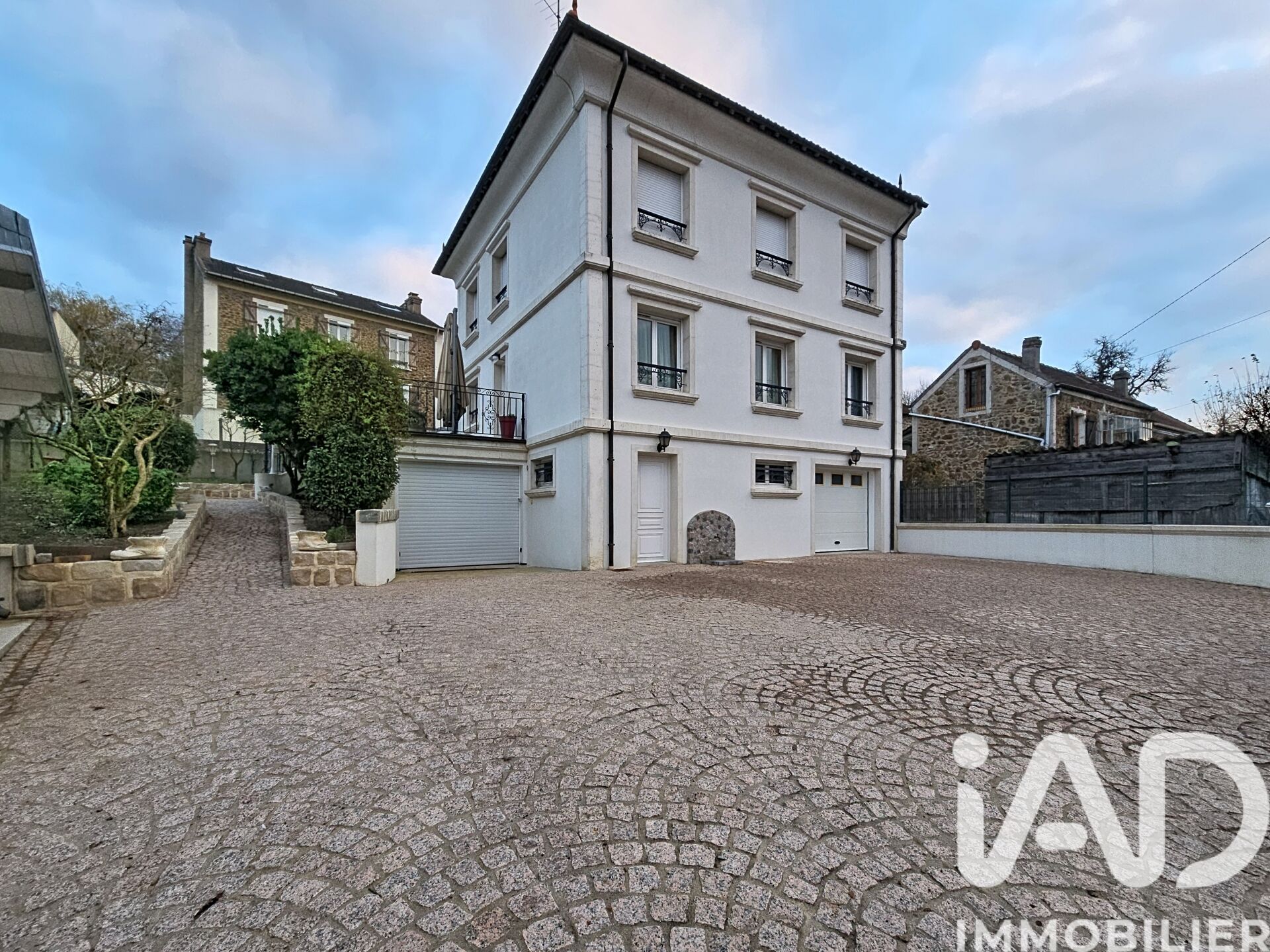 Corbeil-Essonnes - 212m² - 8p. - 4ch.