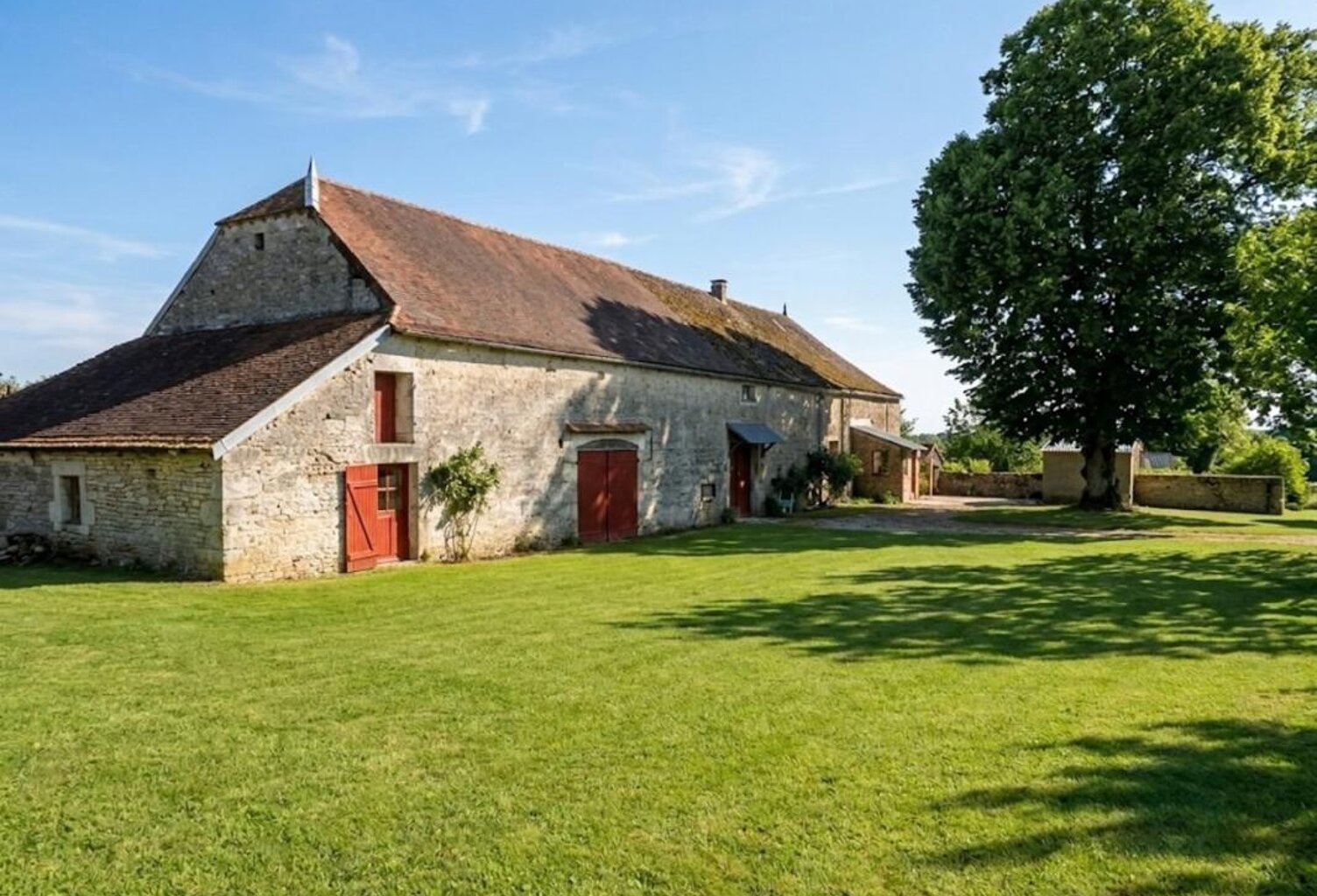 Corps de ferme semi autonome de 1027m² de bâtiments sur un terrain de 2.8 hectares — photo 1