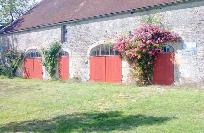 Corps de ferme semi autonome de 1027m² de bâtiments sur un terrain de 2.8 hectares — photo 2