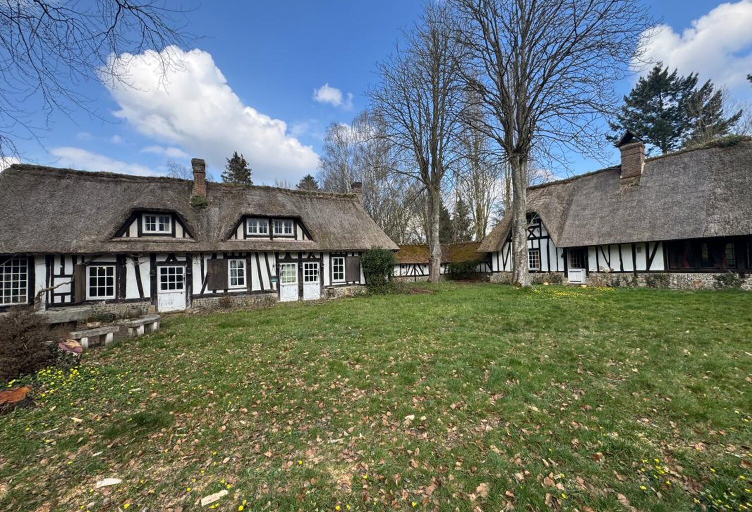 Ensemble de chaumières et dépendances sur 10 600m² de terrain — photo 1