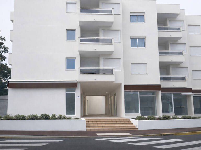 Dpt Charente Maritime (17), à vendre LES MATHES Local commercial 37.31m2 carrez+terrasses de10m2 — photo 1