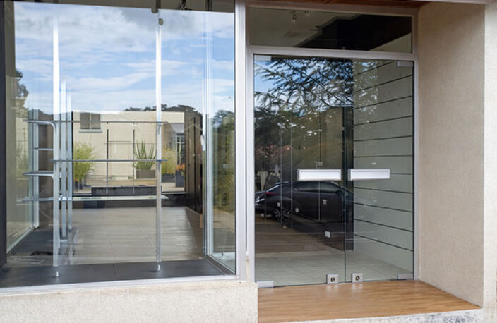 Dpt Charente Maritime (17), à vendre LES MATHES Local commercial 37.31m2 carrez+terrasses de10m2 — photo 2