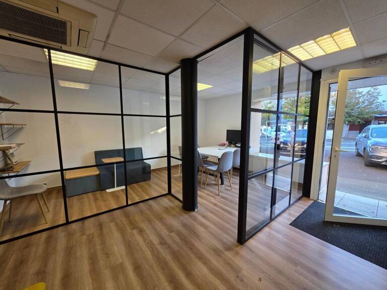 Bien Commercial À Vendre - 63 m² — photo 1