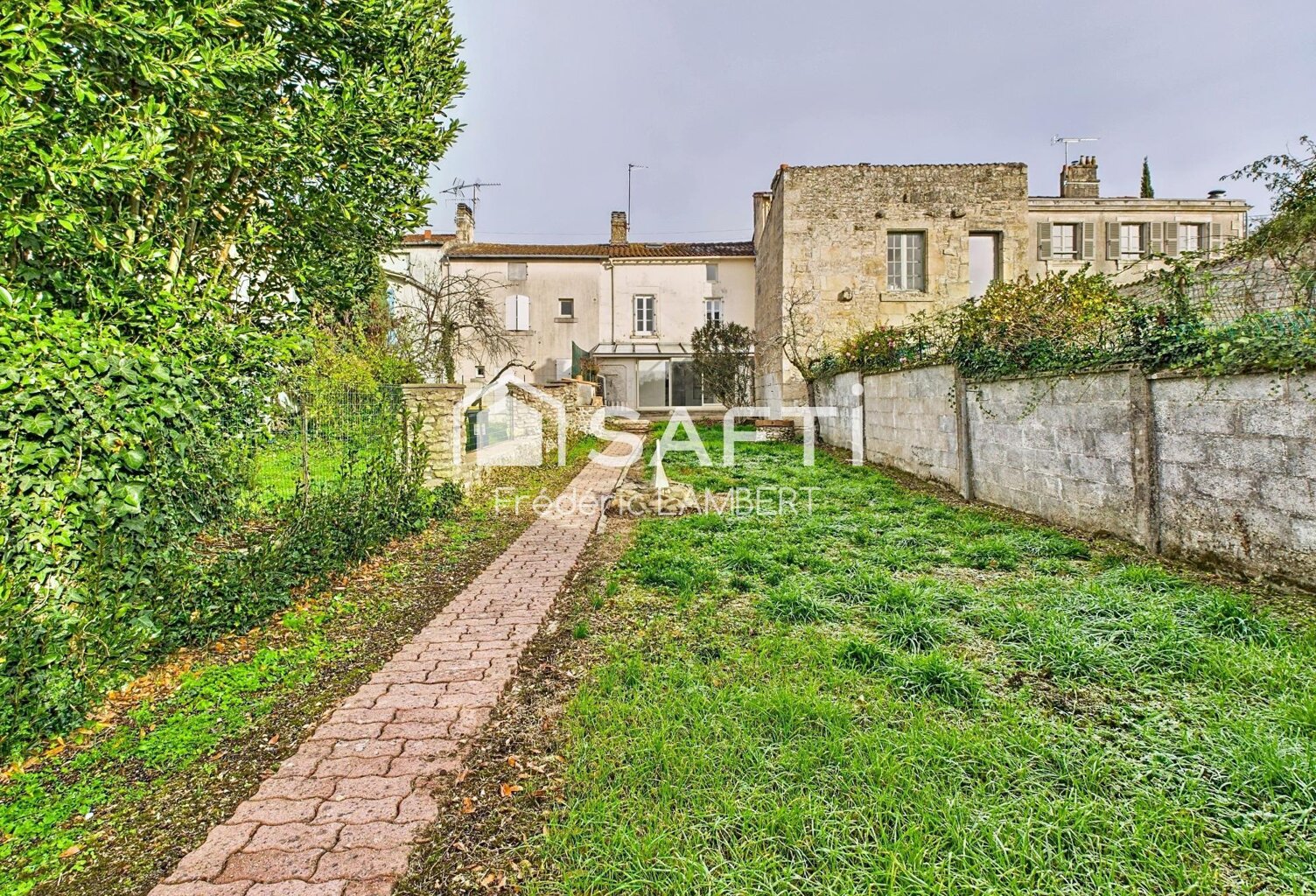 Maison de ville rénovée avec jardin & dépendance — photo 1