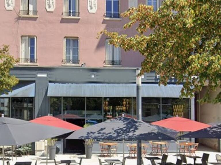 Bar restaurant Licence IV sur 550m2 possibilité grand jardin de 500 m2 Idéal investisseur/Projet novateur/Concept — photo 1