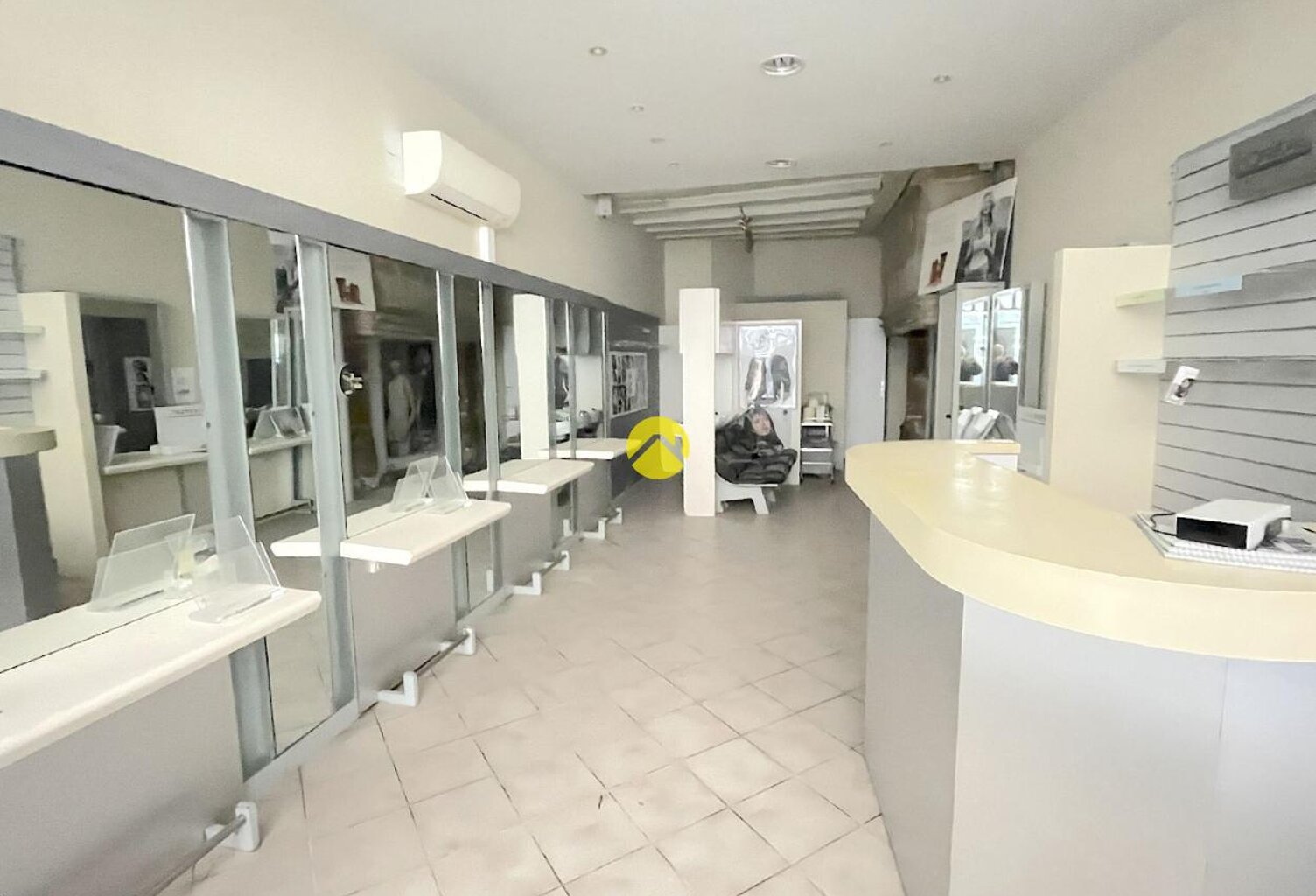 LOCAL COMMERCIAL — photo 1