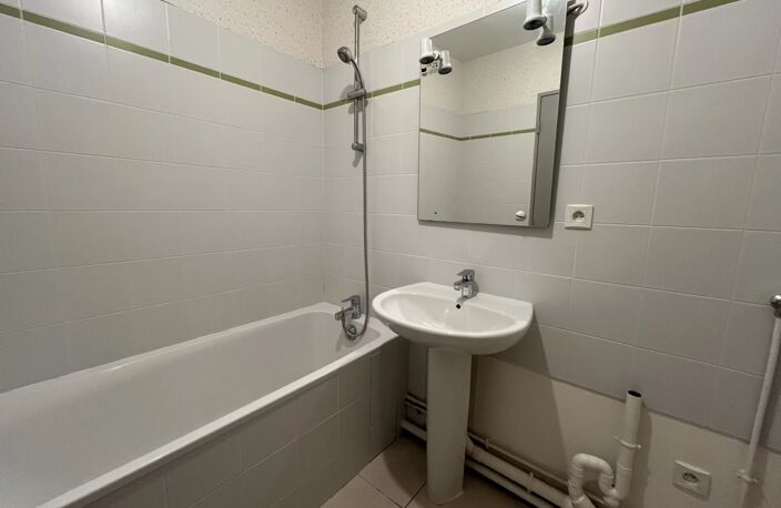 A LOUER - APPARTEMENT 2 PIECES AVEC PARKING A CHARTRES — photo 5