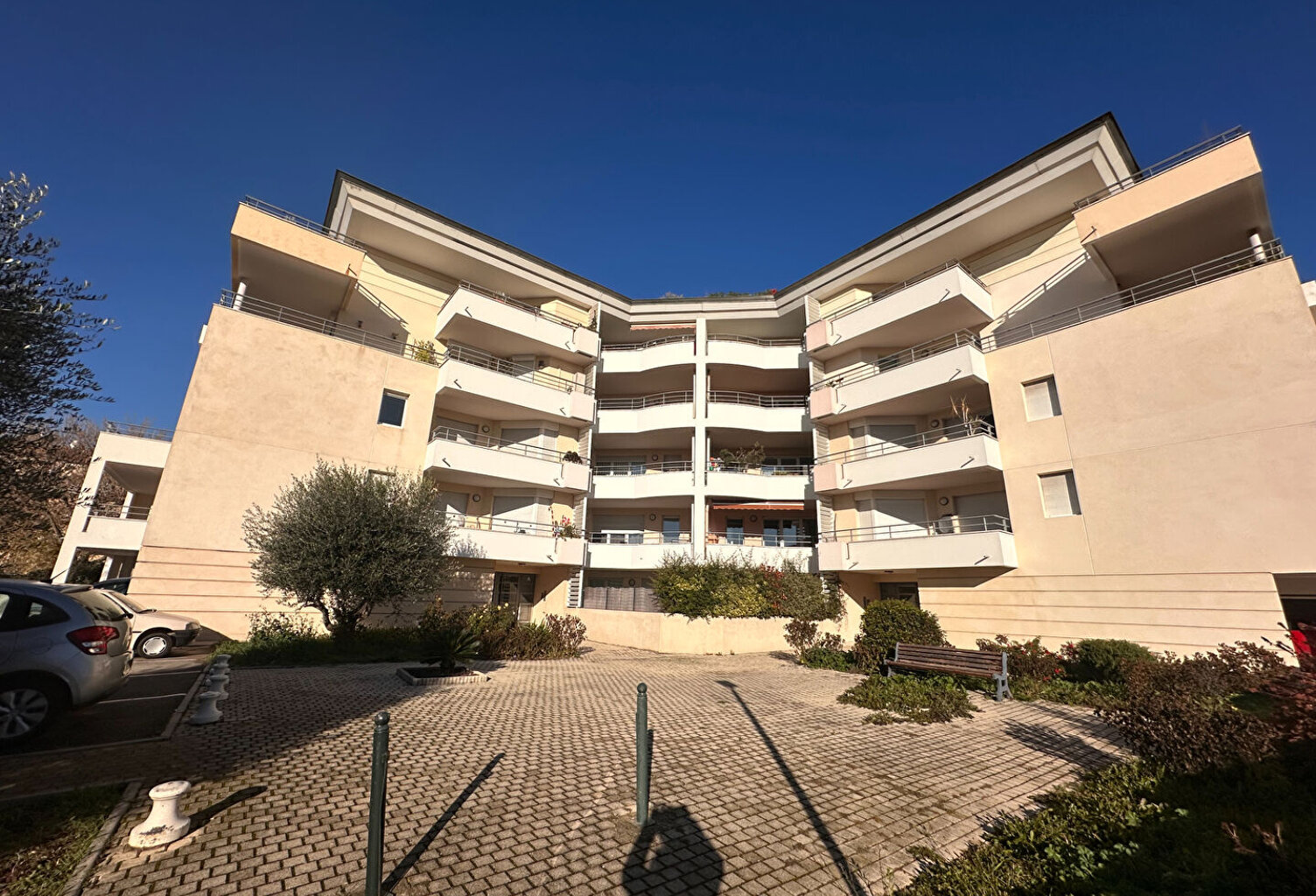 Vente Aix proche du centre l'agence immobilière LC Gestion de Puyricard vous propose dans une résidence récente un appartement de type 4 avec terrasse et garage. — photo 1