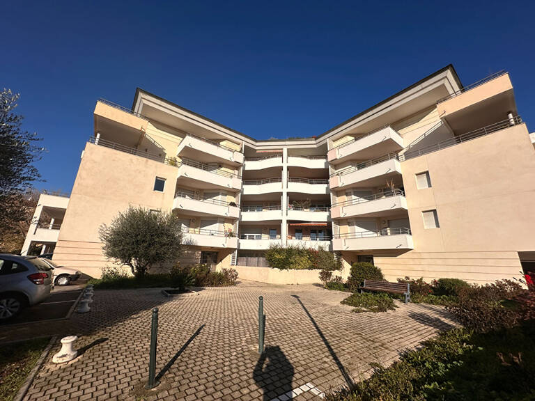 Vente Aix proche du centre l'agence immobilière LC Gestion de Puyricard vous propose dans une résidence récente un appartement de type 4 avec terrasse et garage. — photo 1