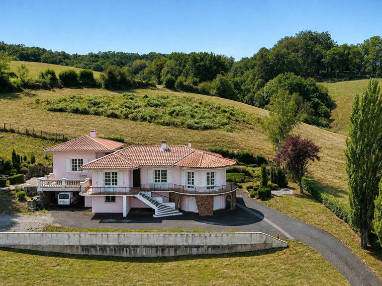 Jolie villa indépendante des années 70 offrant de beaux atouts. — photo 1