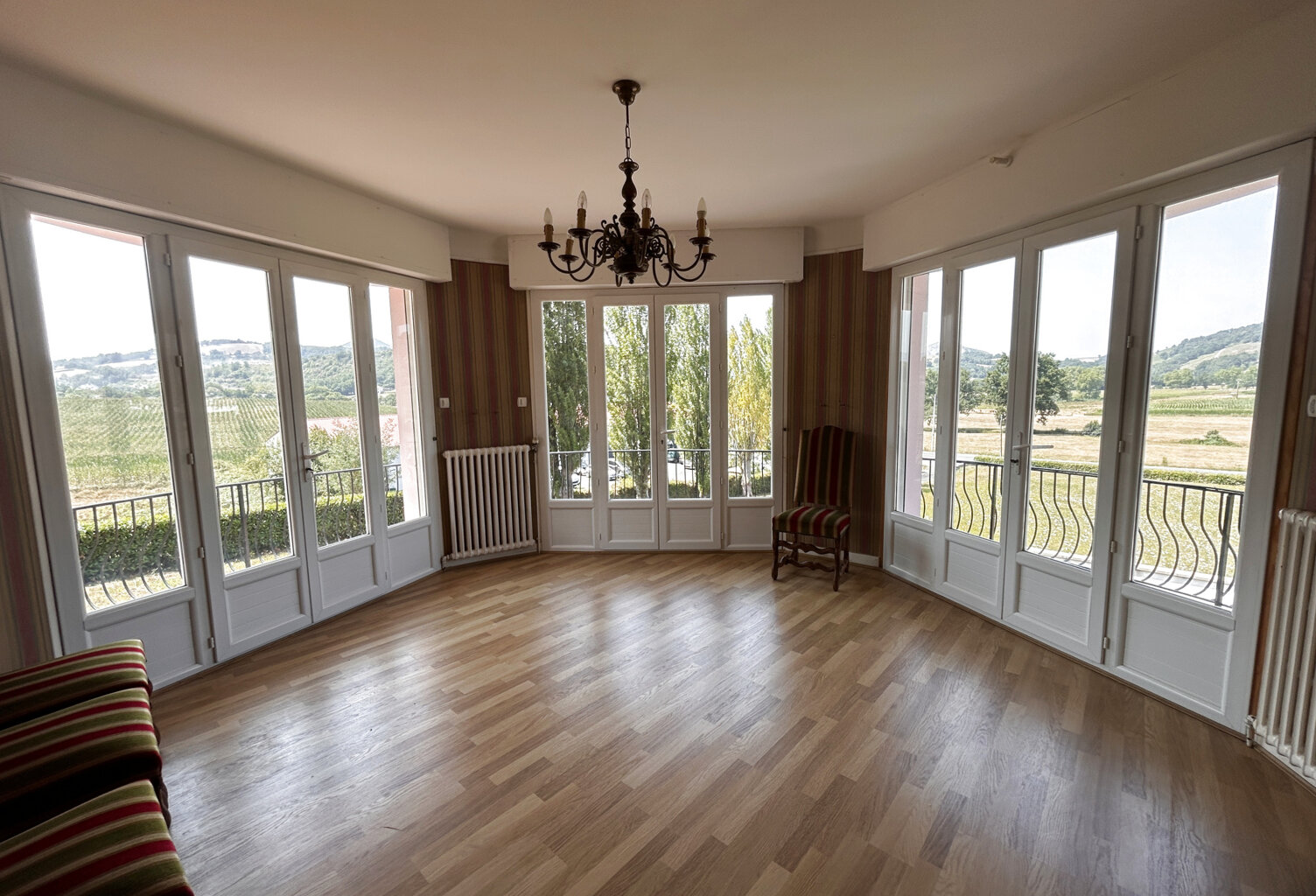 Jolie villa indépendante des années 70 offrant de beaux atouts. — photo 1