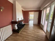 Jolie villa indépendante des années 70 offrant de beaux atouts. — photo 3