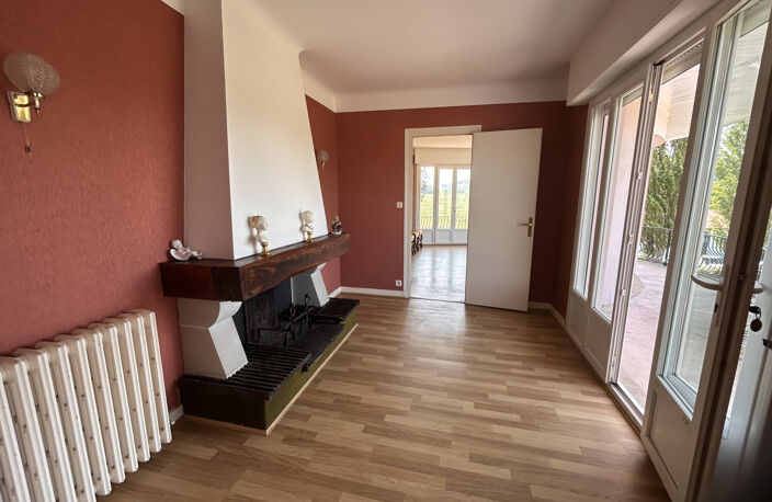 Jolie villa indépendante des années 70 offrant de beaux atouts. — photo 3